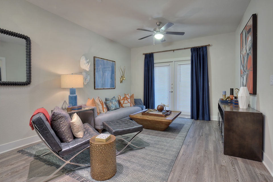 Cozy living room with modern decor at Lakeview Villas Apartments