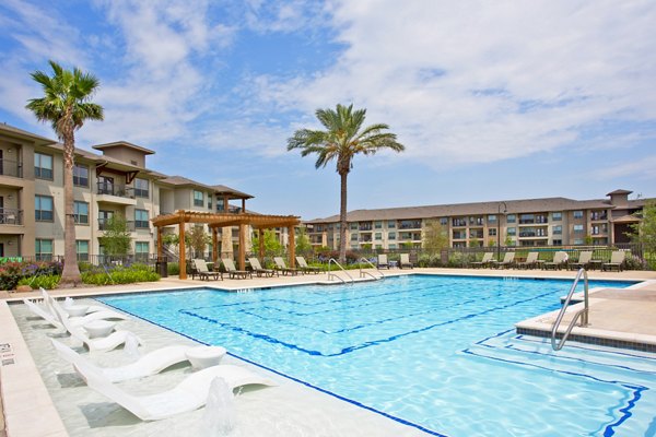 pool at Lakeview Villas Apartments