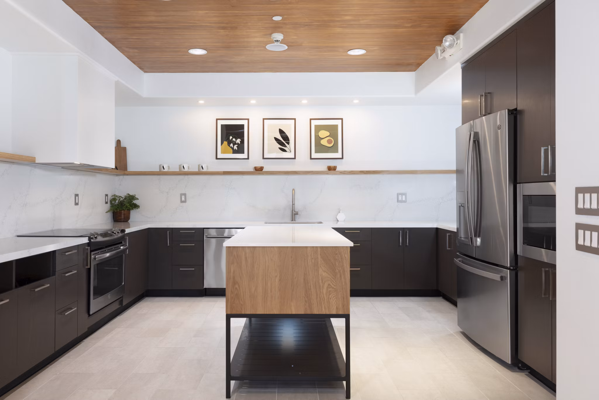 Aventino Apartments: Stylish clubhouse with modern decor, perfect for social gatherings in a luxury community setting