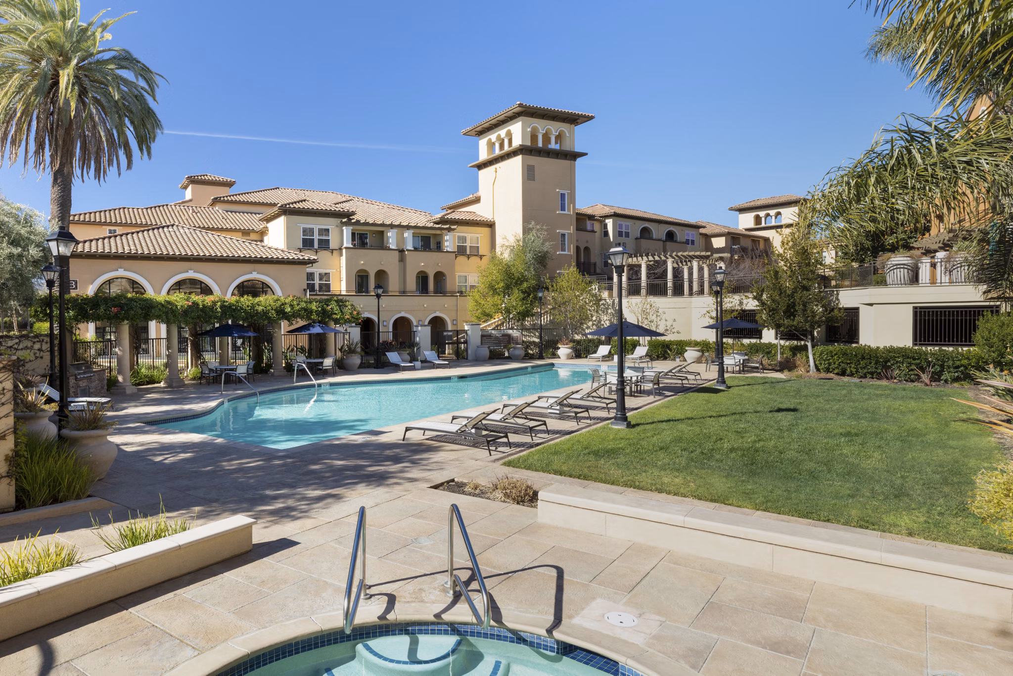 Aventino Apartments: Luxurious pool area with lounge chairs and umbrellas, perfect for relaxing in the sun