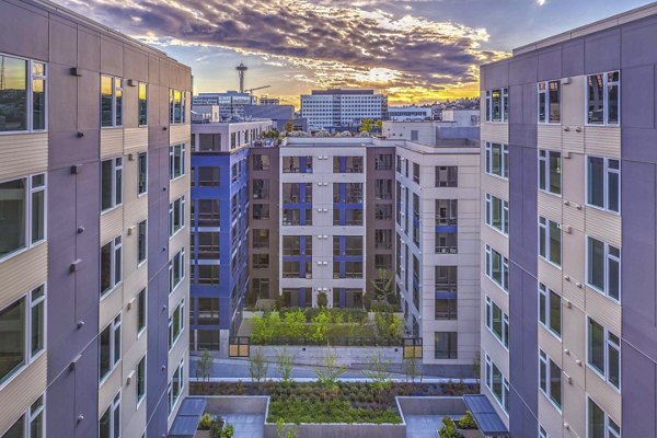 Marlowe Apartments: Upscale high-rise luxury apartments in the heart of the city with skyline views