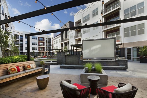 Outdoor courtyard with recreational facilities at Station 650 Apartments