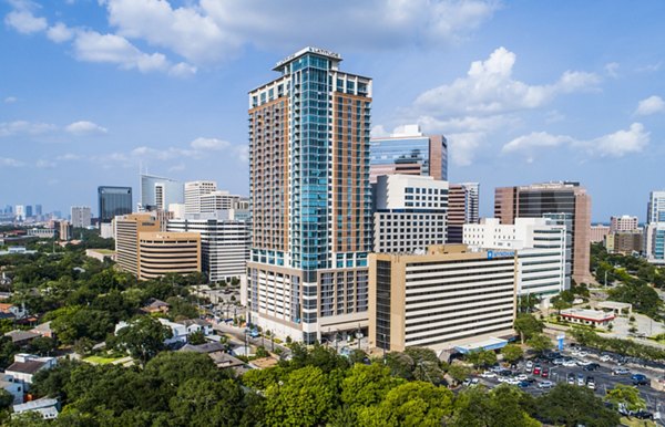 Latitude Med Center Apartments: Contemporary building in Houston