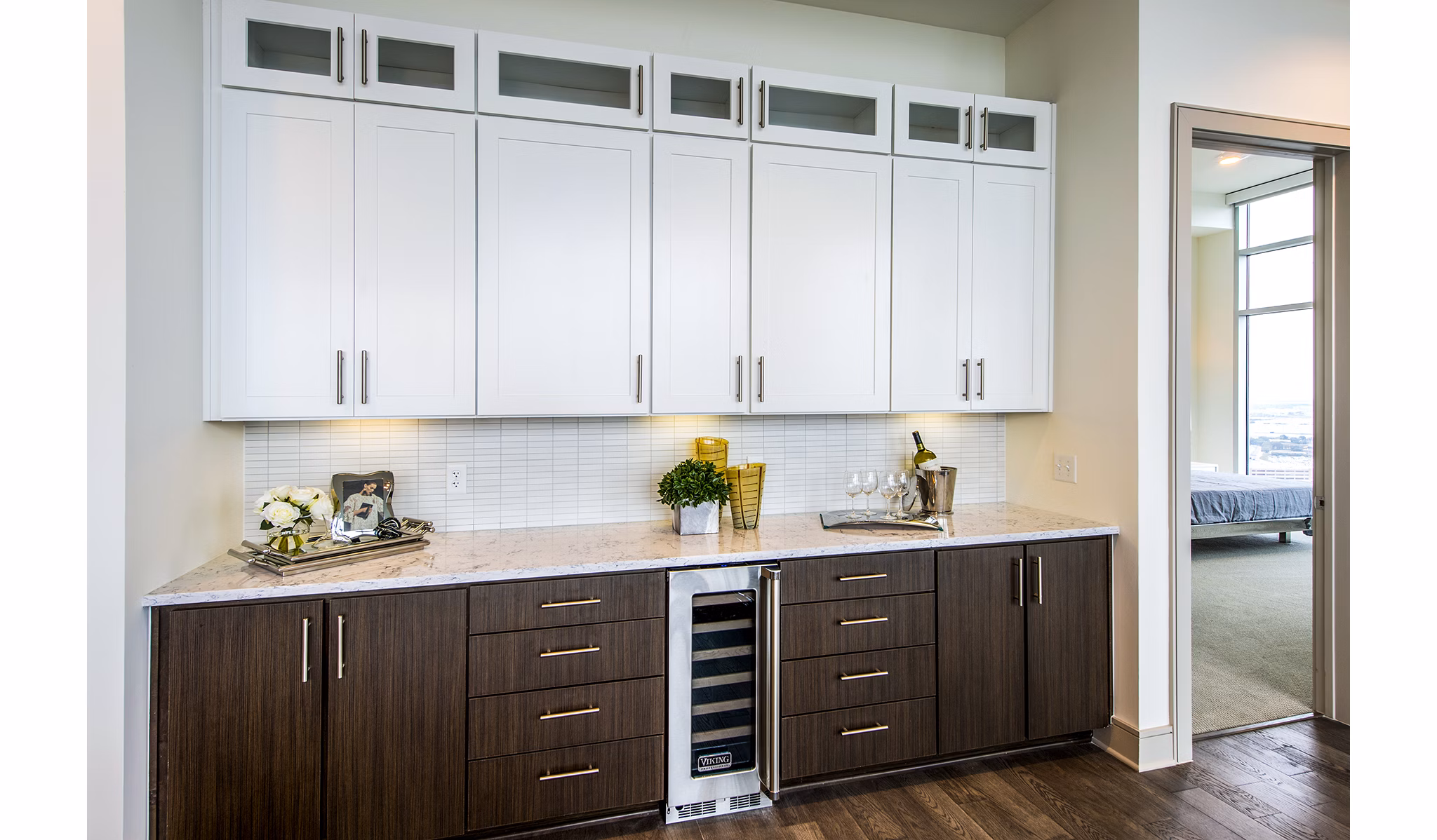Dining room with cocktail bar at Latitude Med Center Apartments, featuring modern dÃ©cor and elegant lighting for luxury living