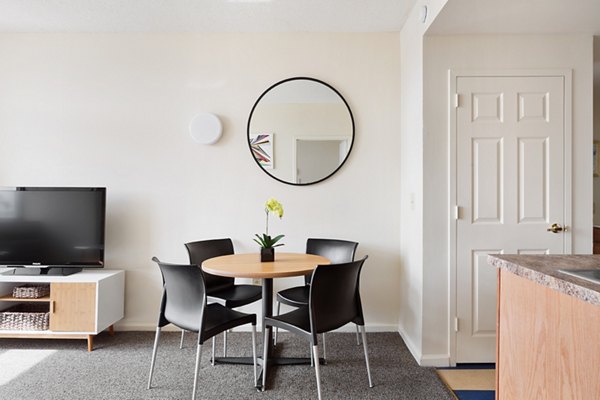 SoCam 290 Apartments: Dining room featuring modern decor and elegant lighting, perfect for hosting gatherings and enjoying meals together
