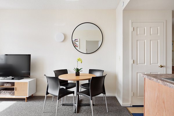 dining room at SoCam 290 Apartments