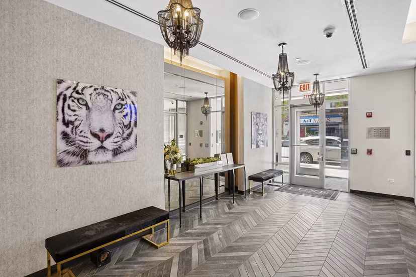 Luxe on Chicago Apartments: Modern clubhouse featuring stylish seating and communal workspace