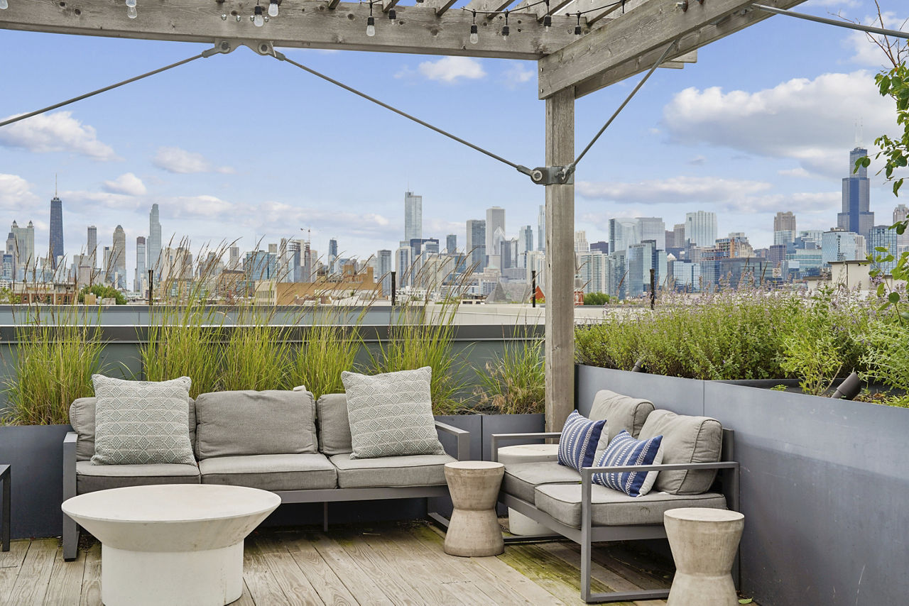Roof deck at Luxe On Chicago Apartments (5 of 8)