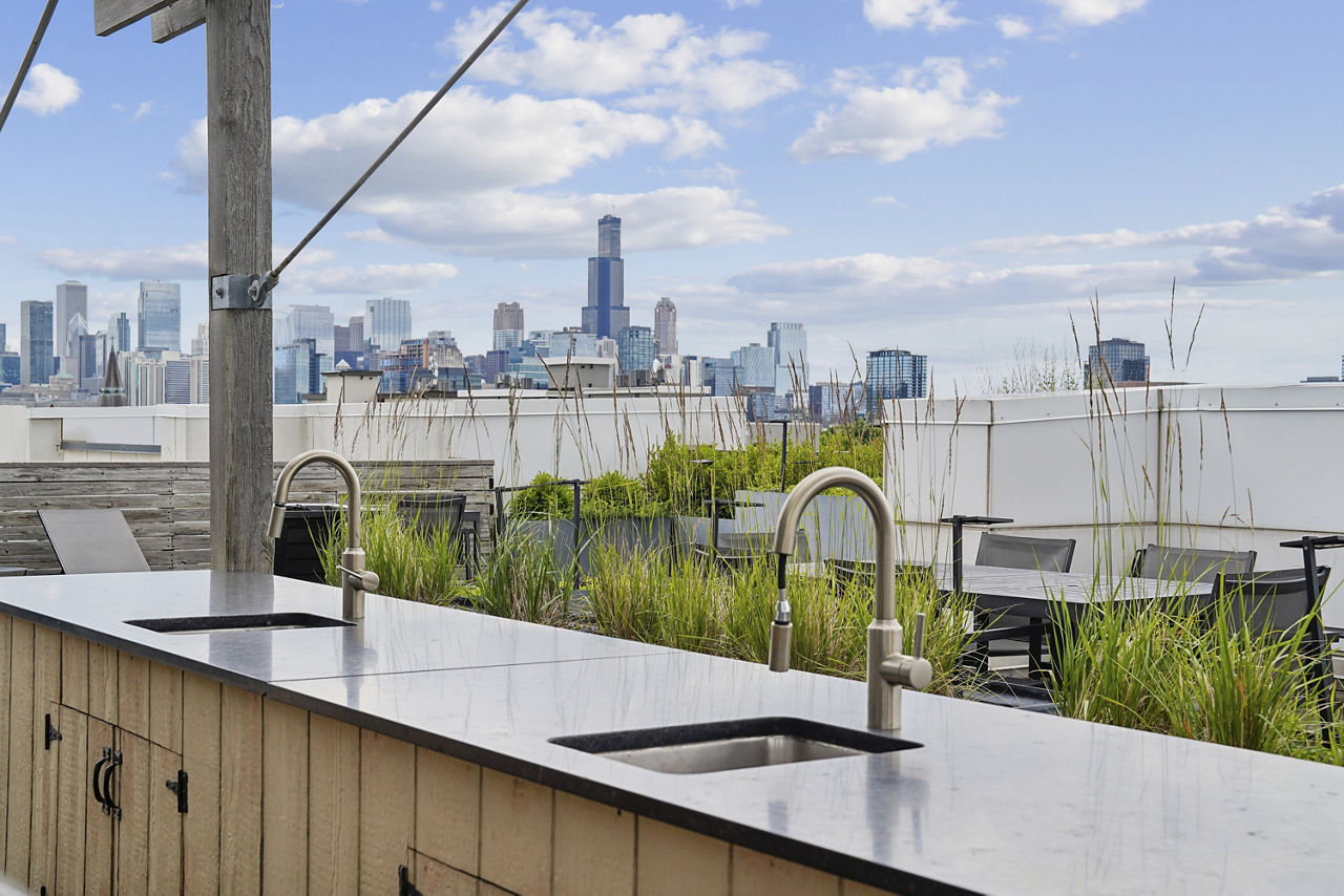 Roof deck at Luxe On Chicago Apartments (7 of 8)