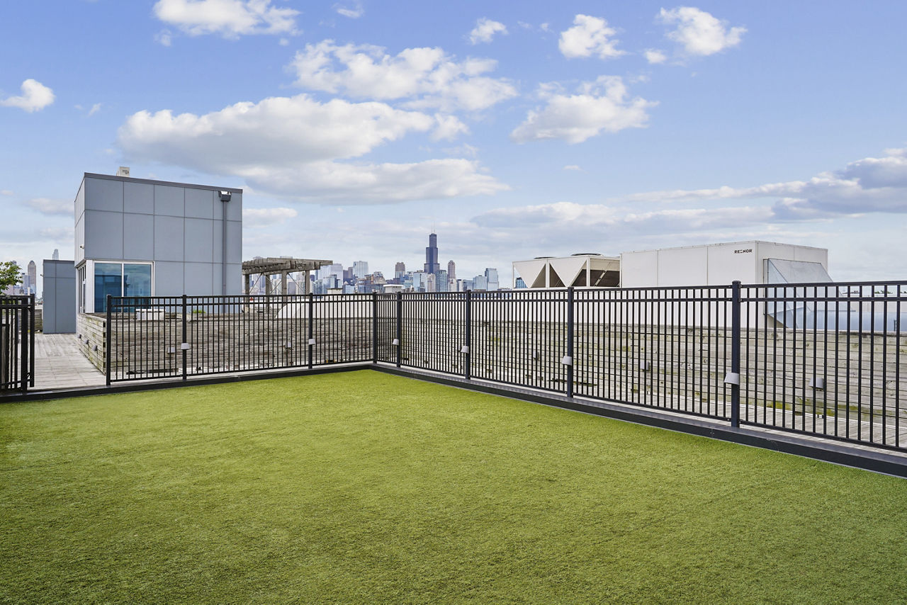 Roof deck at Luxe On Chicago Apartments (8 of 8)