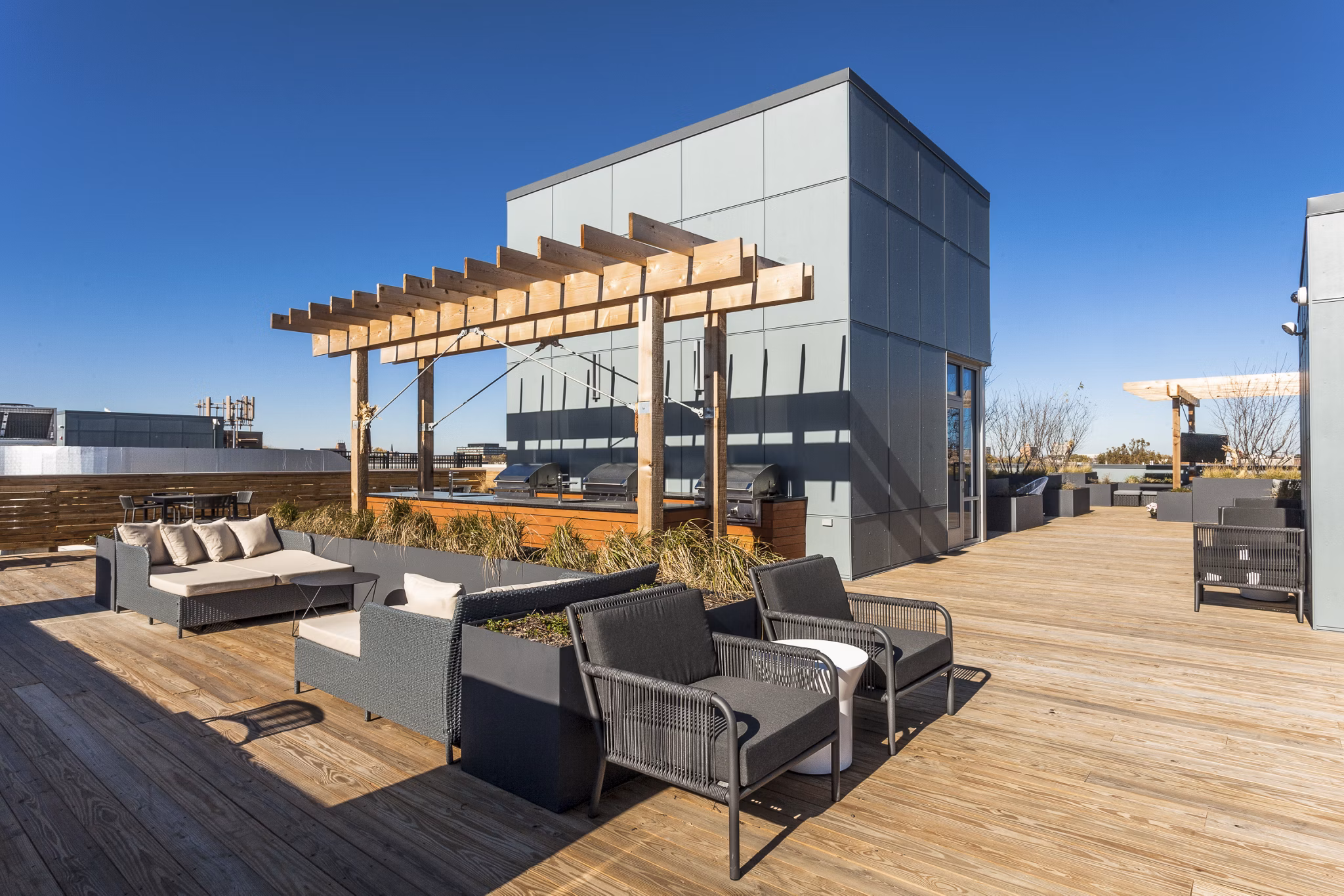 Luxe on Chicago: Stunning rooftop deck with city views at luxury apartments in downtown Chicago