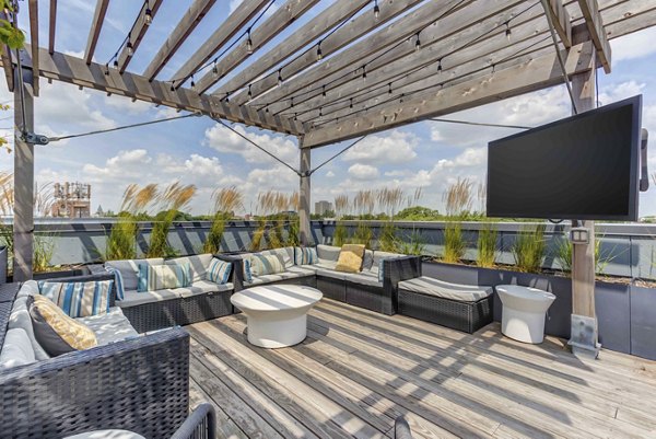 Courtyard with modern seating and greenery at Luxe on Chicago Apartments