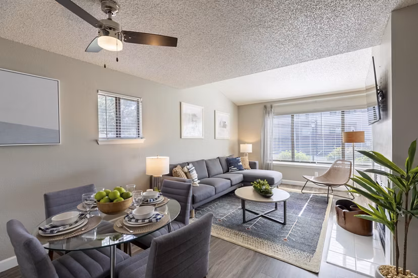 dining area at Reflections on 92nd Apartments