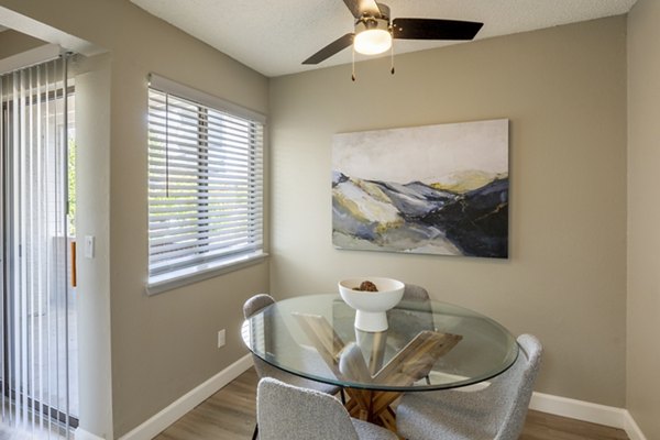 dining area at Reflections on 92nd Apartments