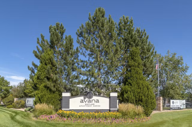 Avana Eastlake Apartments: Modern building signage displaying elegant branding