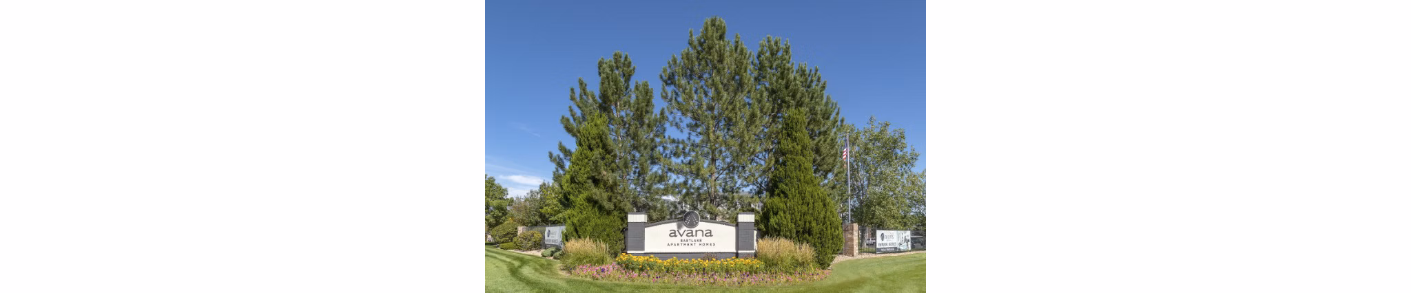 Avana Eastlake Apartments: Modern building signage displaying elegant branding