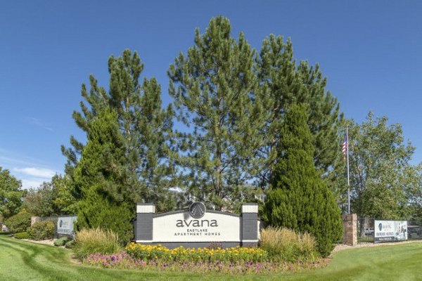 Avana Eastlake Apartments: Modern building signage displaying elegant branding