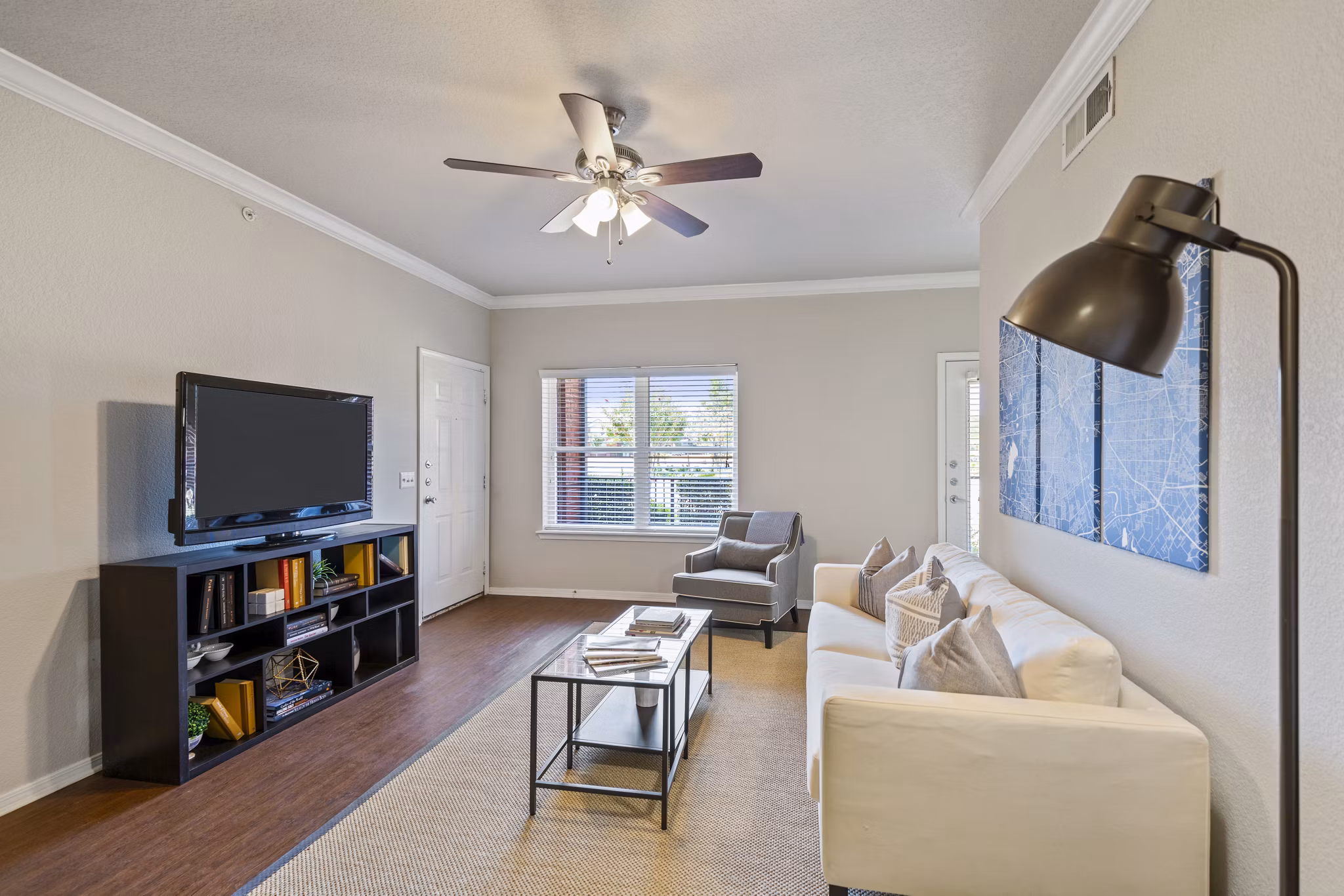 Spacious living room with modern furnishings at Timberlinks at Denton Apartments