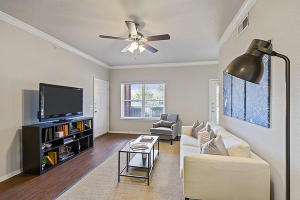 Spacious living room with modern furnishings at Timberlinks at Denton Apartments