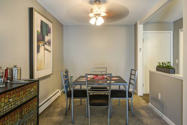dining room at Glen at Burnsville Apartments