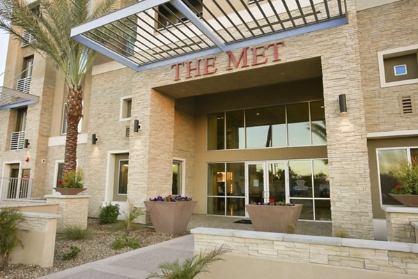 exterior at The Met at Fashion Center Apartments