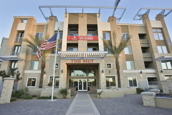 exterior at The Met at Fashion Center Apartments