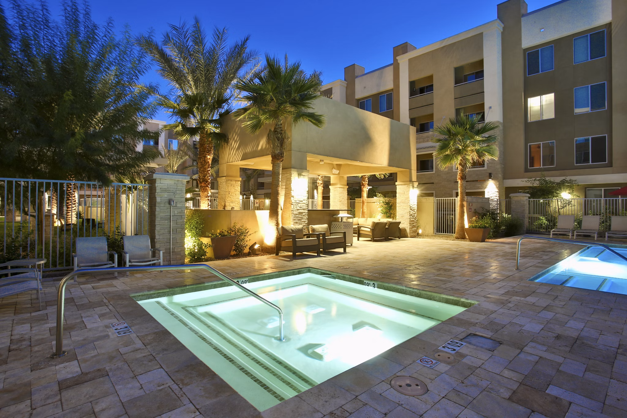 hot tub/jacuzzi at The Met at Fashion Center Apartments