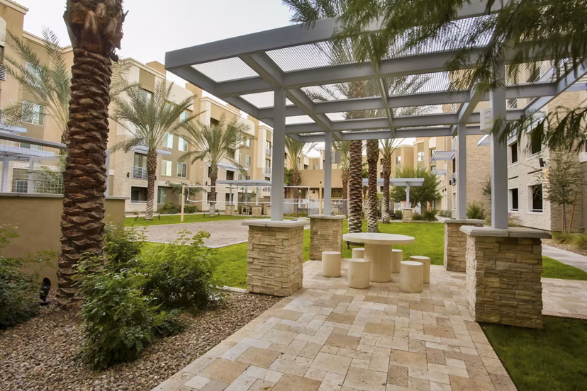 courtyard/patio at The Met at Fashion Center Apartments