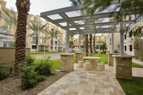 courtyard at The Met at Fashion Center Apartments