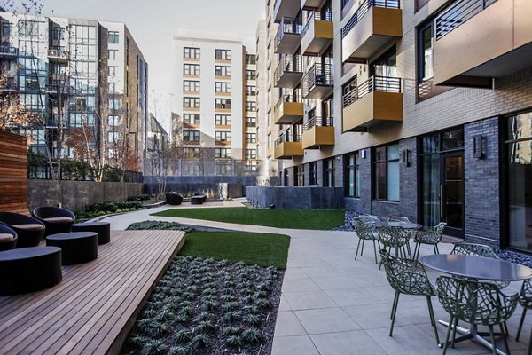 courtyard at Sonnet Apartments