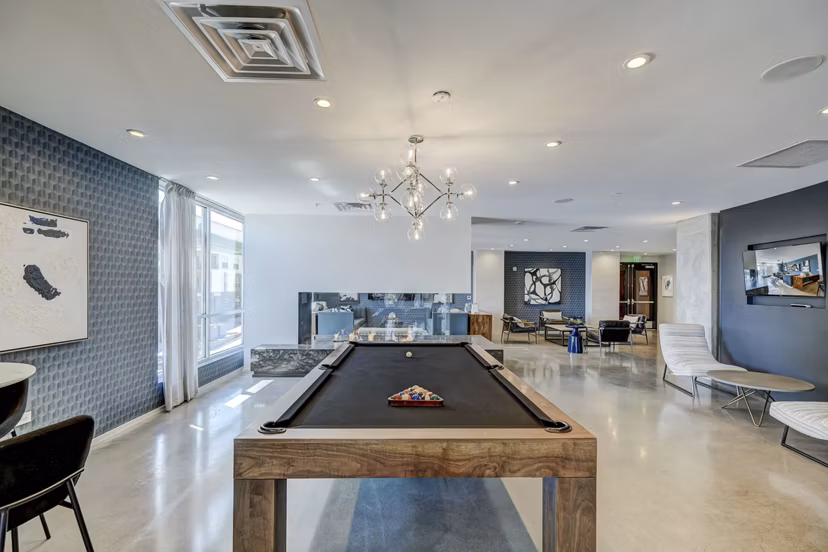2785 Speer Apartments: Luxurious clubhouse with modern furnishings and spacious design