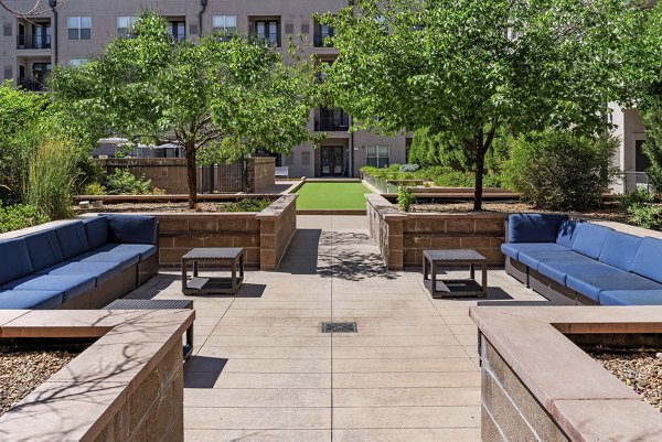 courtyard at 2785 Speer Apartments