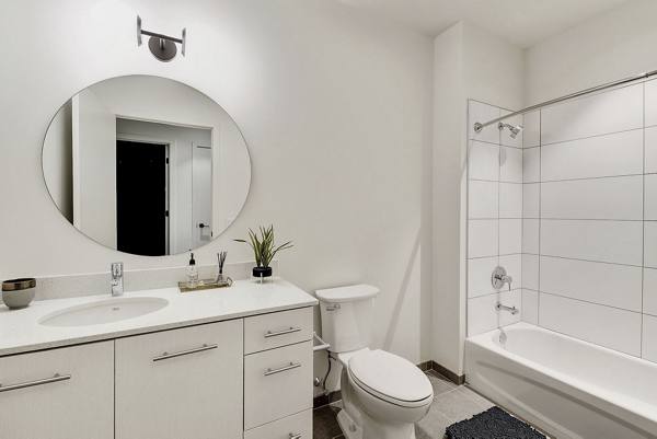 bathroom at 1600 Callowhill Apartments