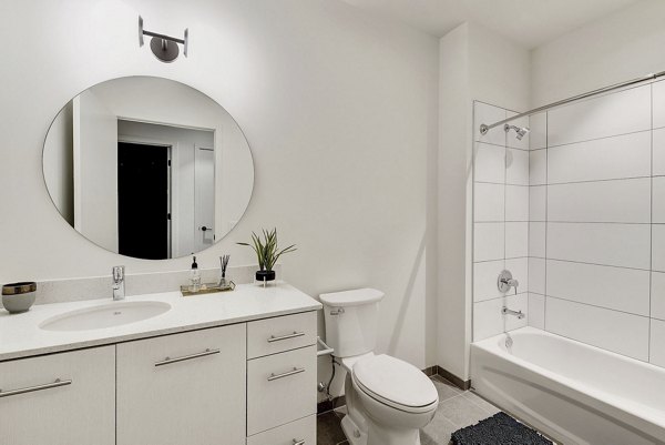bathroom at 1600 Callowhill Apartments