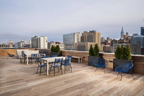rooftop deck at 1600 Callowhill Apartments