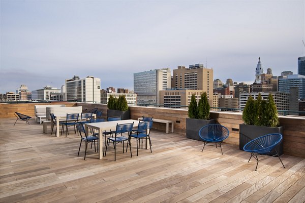 rooftop deck at 1600 Callowhill Apartments