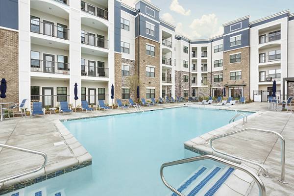 pool at Vinings of Hurstbourne Apartments    