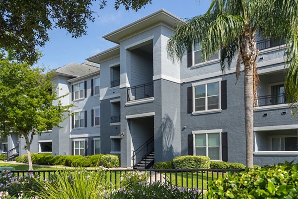 Mandalay at Shadow Lake: Elegant building in Houston luxury apartments