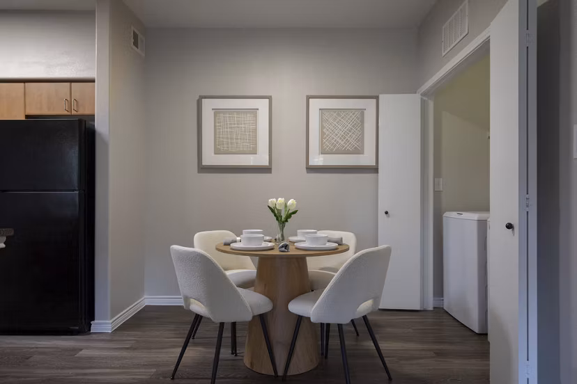dining area at Mandalay at Shadow Lake Apartments