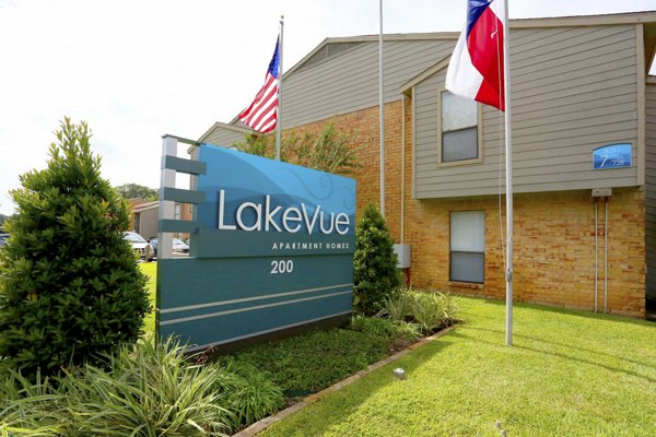 Lake Vue Apartments: Elegant entrance signage at luxury apartments