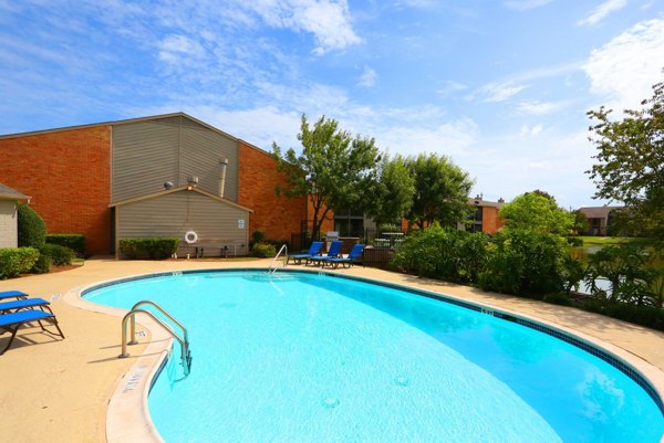 pool at Lake Vue Apartments