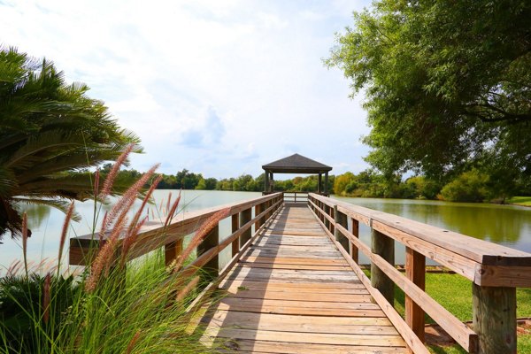 Lake Vue Apartments: Scenic view of luxury waterfront apartments