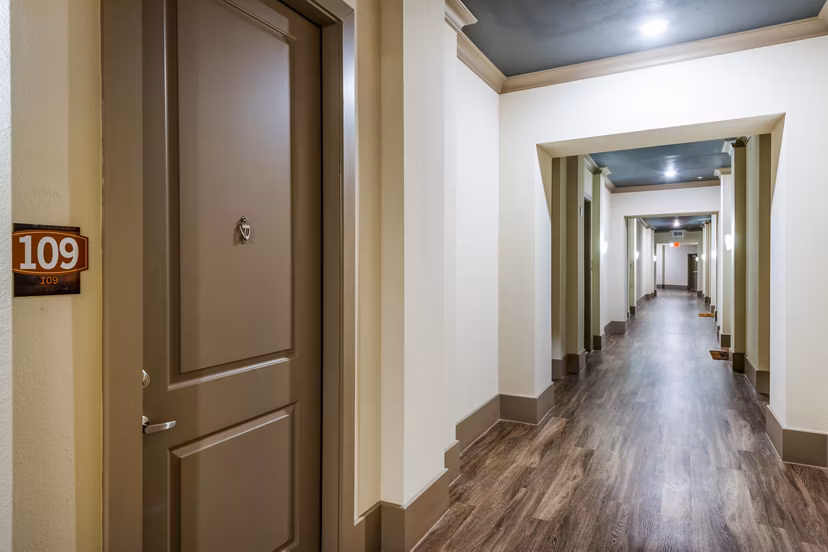 Hardy Yards Apartment Homes: Modern hallway with stylish lighting and contemporary design