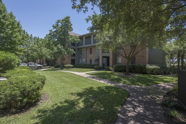 The Breakers: Lakefront luxury apartments in Houston, Texas, near Almeda-Genoa and I-45, offering upscale living in Harris County