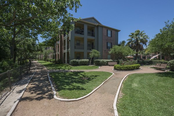 The Breakers: Lakefront apartments near Almeda-Genoa in Houston, Texas