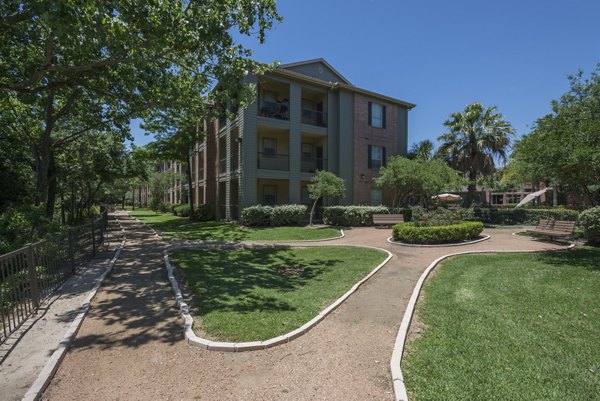 The Breakers is an apartment property just south of Almeda-Genoa and west of I-45 in Houston, Texas, and features lakefront living in the heart of Harris County.