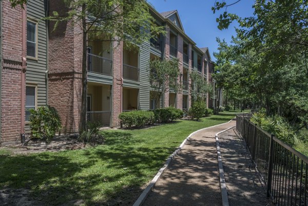 The Breakers: Lakefront luxury apartments near Almeda-Genoa, Houston, Texas, offering serene living in Harris County