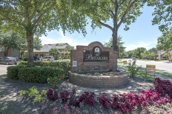 The Breakers: Lakefront luxury apartments near Almeda-Genoa, Houston
