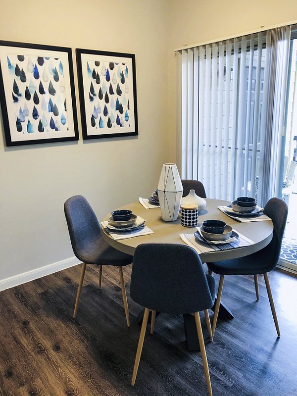 dining room at Breakers at Windmill Lakes Apartments