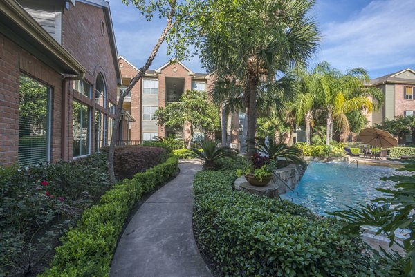 The Breakers: Lakefront luxury apartments in South Houston, near Almeda-Genoa and I-45